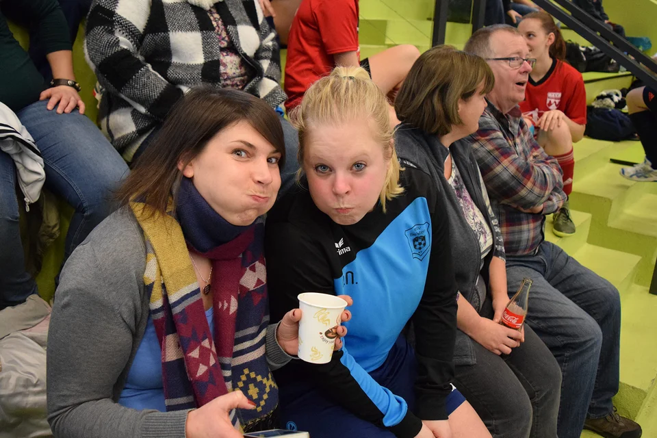 Bffffffffff: Cathrin Heim und Lena Naeschen blasen die Backen auf Bffffffffff: Cathrin Heim und Lena Naeschen blasen die Backen auf