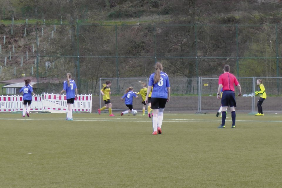 Starke Leistung: Leonie von Scheliha nimmt es mit mehreren Gegenspielerinnen auf