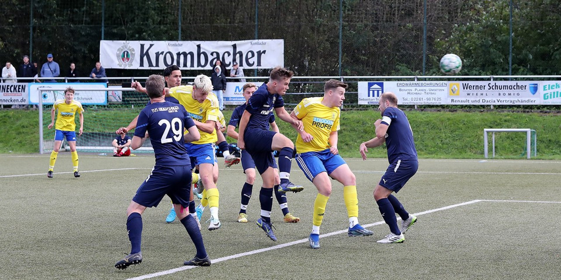 Bastian Buik und Julian Kaminke im Kopfballduell mit Gegenspielern vom TuS Weiershagen