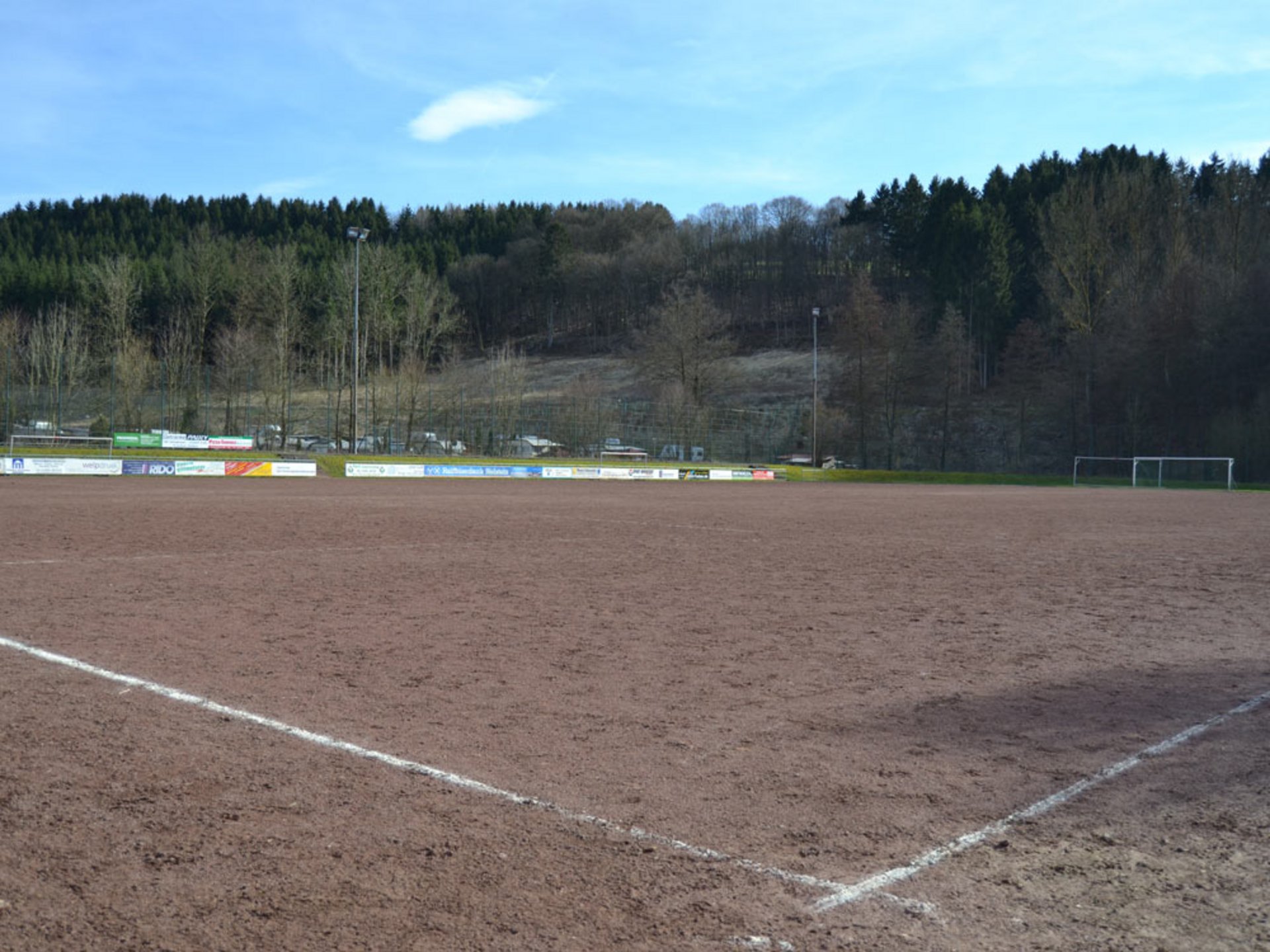 Nicht nur der Sportplatz war nach dem kampfbetonten Spiel sichtlich gezeichnet