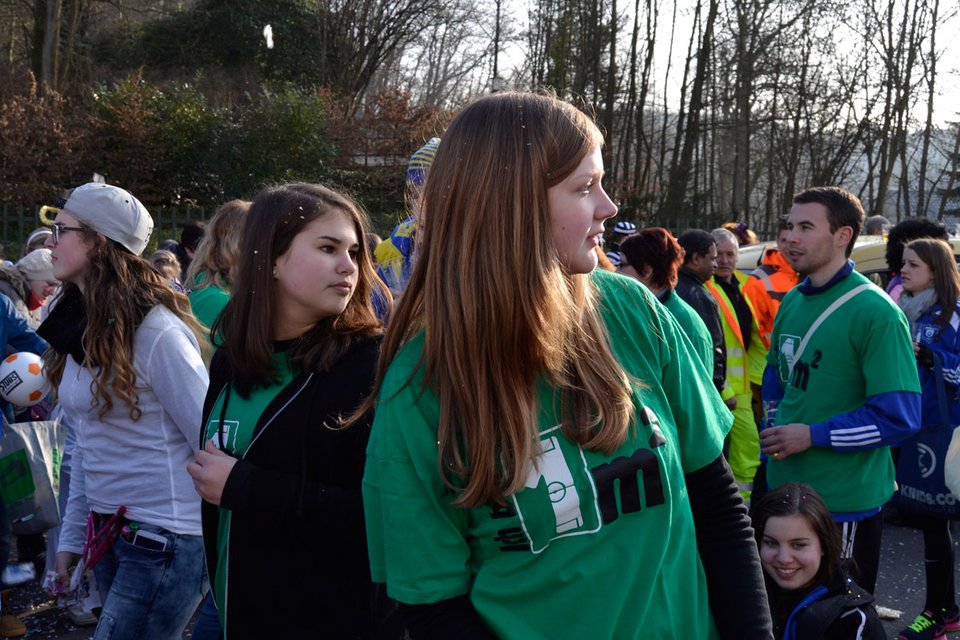 Da schien irgendwas Interessantes passiert zu sein: Dilara Bas und Lea Roos blicken zurück