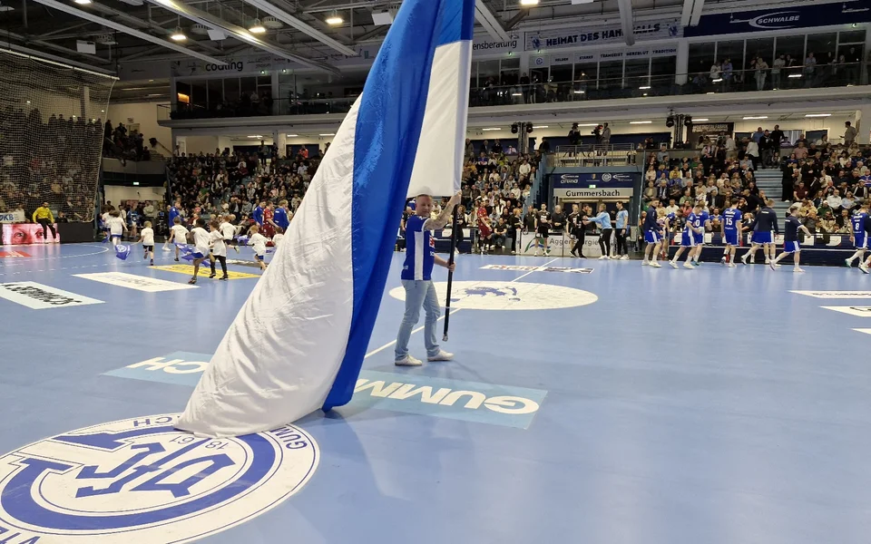 Moralische Unterstützung: Der Bielsteiner Alexander Moog liebt nicht nur den BSV, sondern auch den VfL Gummersbach und darf bei Heimspielen die Fahnen schwenken Moralische Unterstützung: Der Bielsteiner Alexander Moog liebt nicht nur den BSV, sondern auch den VfL Gummersbach und darf bei Heimspielen die Fahnen schwenken