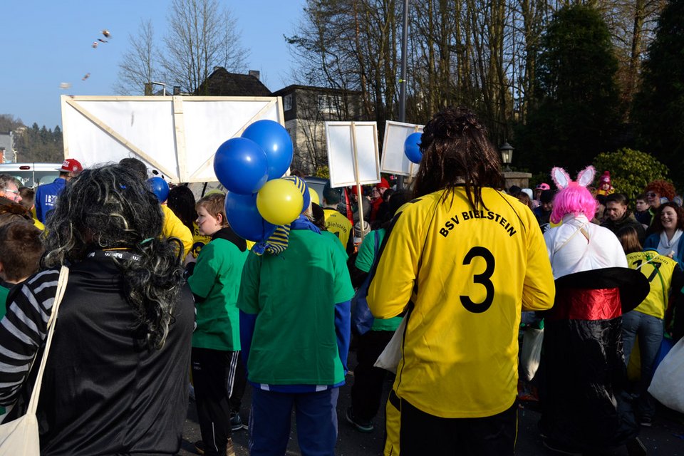 Mit neuer Kamelle in den Tüten macht sich die Fußgruppe des BSV Bielstein auf den Rückweg