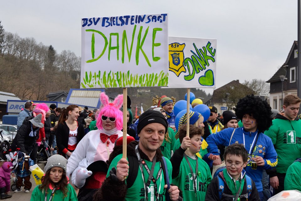 Ausdauer am Schild: Jugend-Trainer Sven Fehse ...