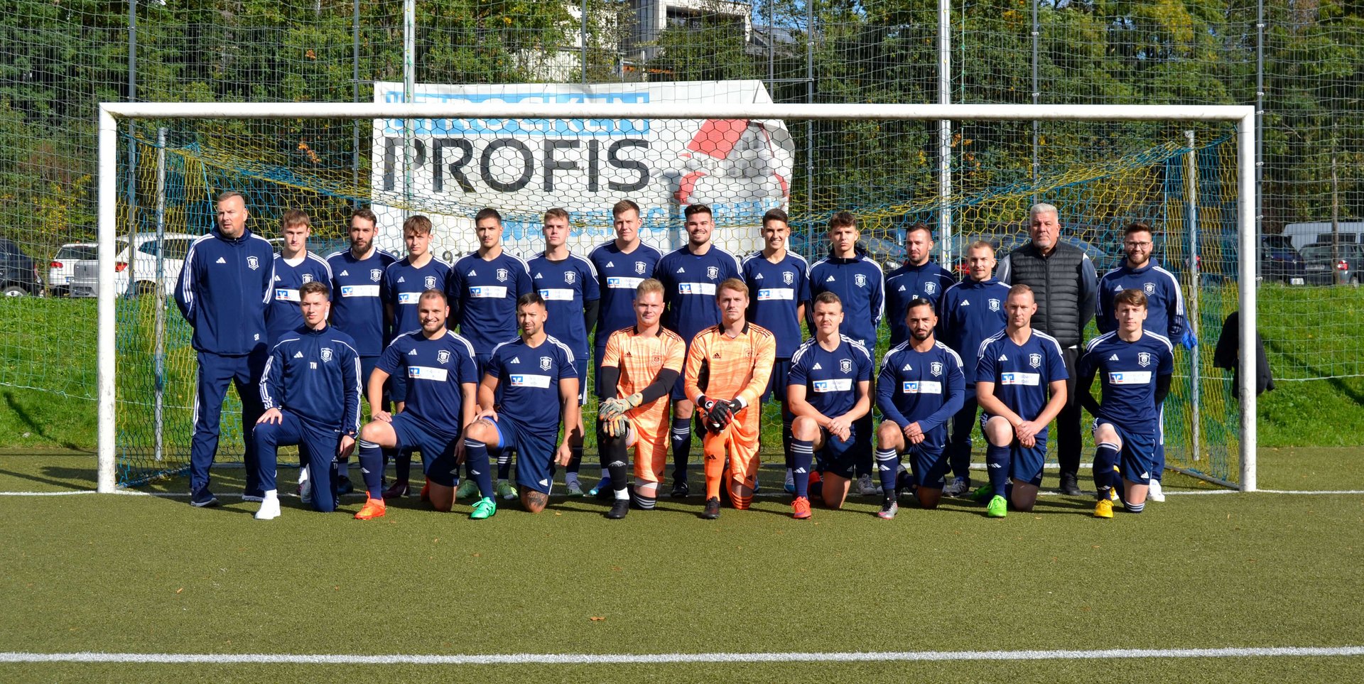 Die Erste Herren um Trainer Sven Reuber, Co-Trainer Christoph Schulze-Edinghausen (fehlt) und Teambetreuer Thomas Weber