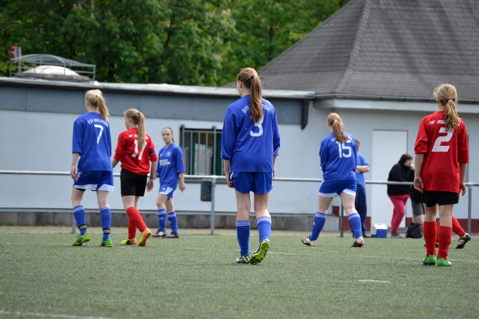 Die Mädchen in Erwartung eines Einwurfs Die Mädchen in Erwartung eines Einwurfs