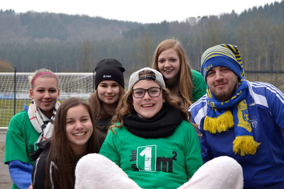 Gruppenfoto der Spielerinnen mit dem Trainer, Teil 2