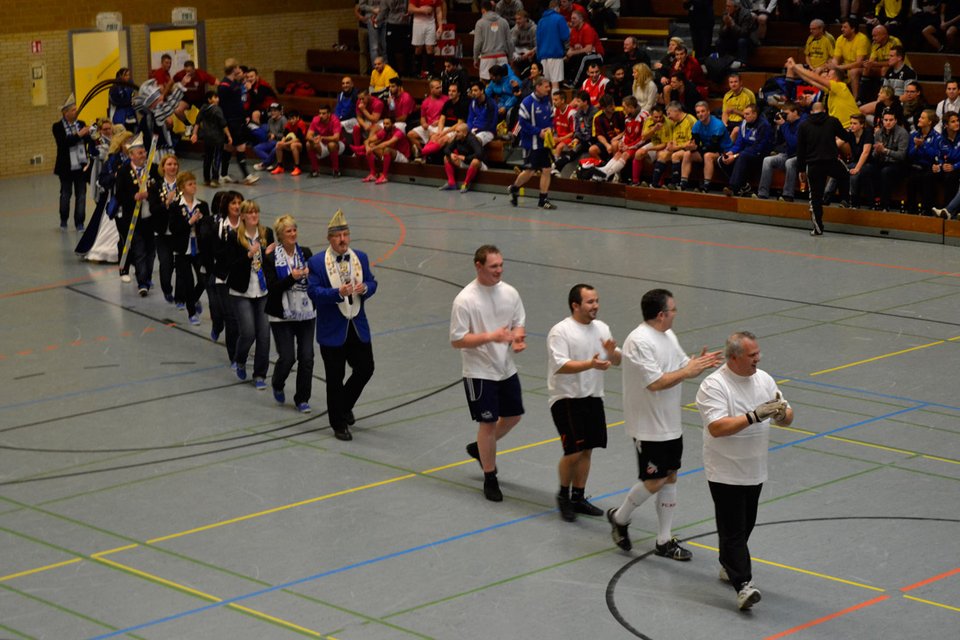 ... ganz im Gegensatz zum Hofstaat des Karnevalvereins Bielstein, der wie immer mit Pauken und Trompeten in die Halle einmarschierte