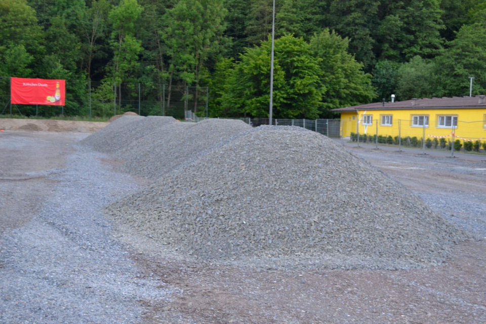 Paradies für verantwortungsbewusste Kinder: die aufgeschütteten Hügel auf dem Sportplatz eigneten sich hervorragend zum Spielen