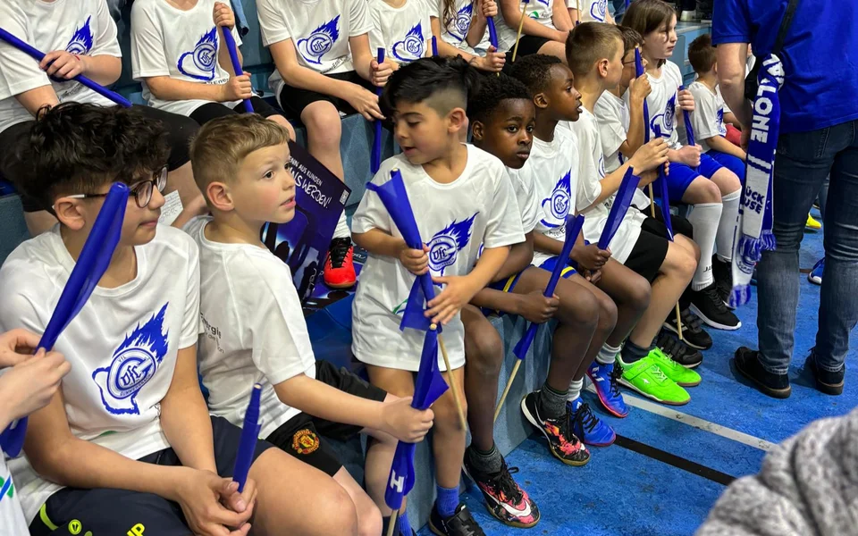 Volle Konzentration: Unsere Jungs und Mädchen aus der U8 gucken gespannt auf das Treiben auf und um das Spielfeld Volle Konzentration: Unsere Jungs und Mädchen aus der U8 gucken gespannt auf das Treiben auf und um das Spielfeld