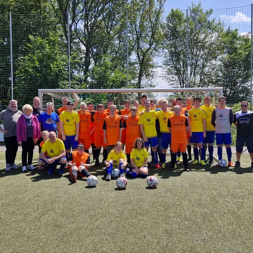Zu Gast in Thier: Unsere INKLUSIONS-Mannschaft bestritt am Samstag (8.6.) im Rahmen des Sommerfests des SV Thier ein Einlagespiel gegen die DJK Ommerborn-Sand. Grund zum Feiern gab's auch: Am Ende stand ein 2:0 Erfolg zu Buche