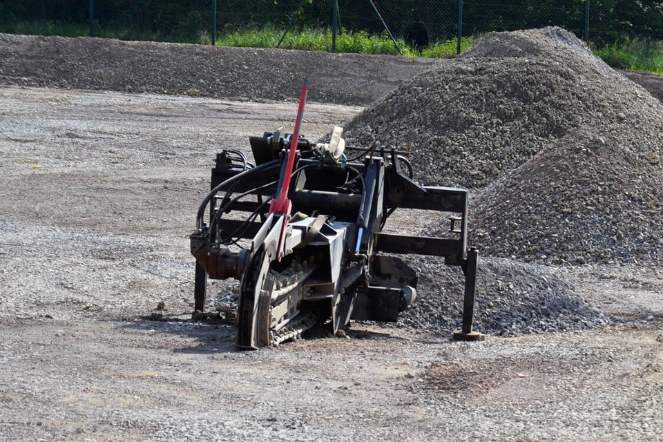 Mit diesem vollkommen durchgedrehten Arbeitsgerät bearbeiteten die Arbeiter unseren Platz