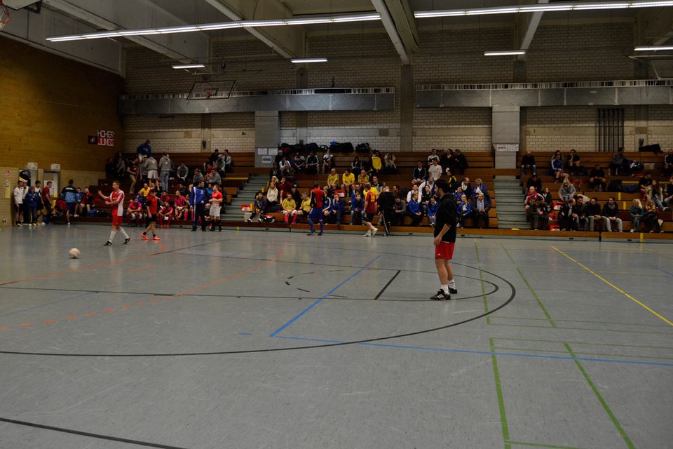 Aufwärmen für das Halbfinale: das Team von Gizeh Rauchbedarf vor der stattlichen Fankulisse