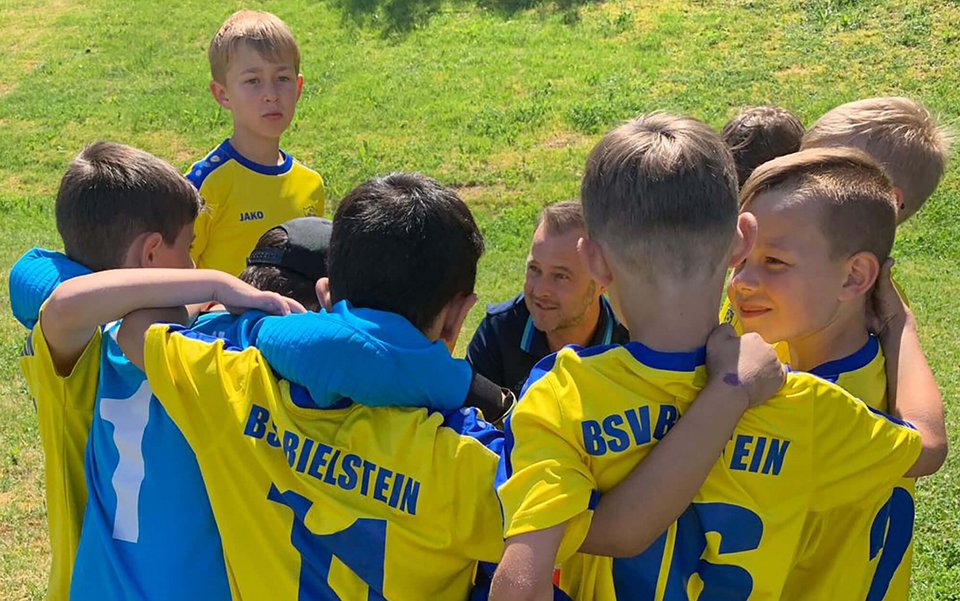 Woche für Woche stehen unsere Trainer auf dem Platz, um unseren Kindern und Jugendlichen Werte zu vermitteln und den Fußball lieben zu lernen