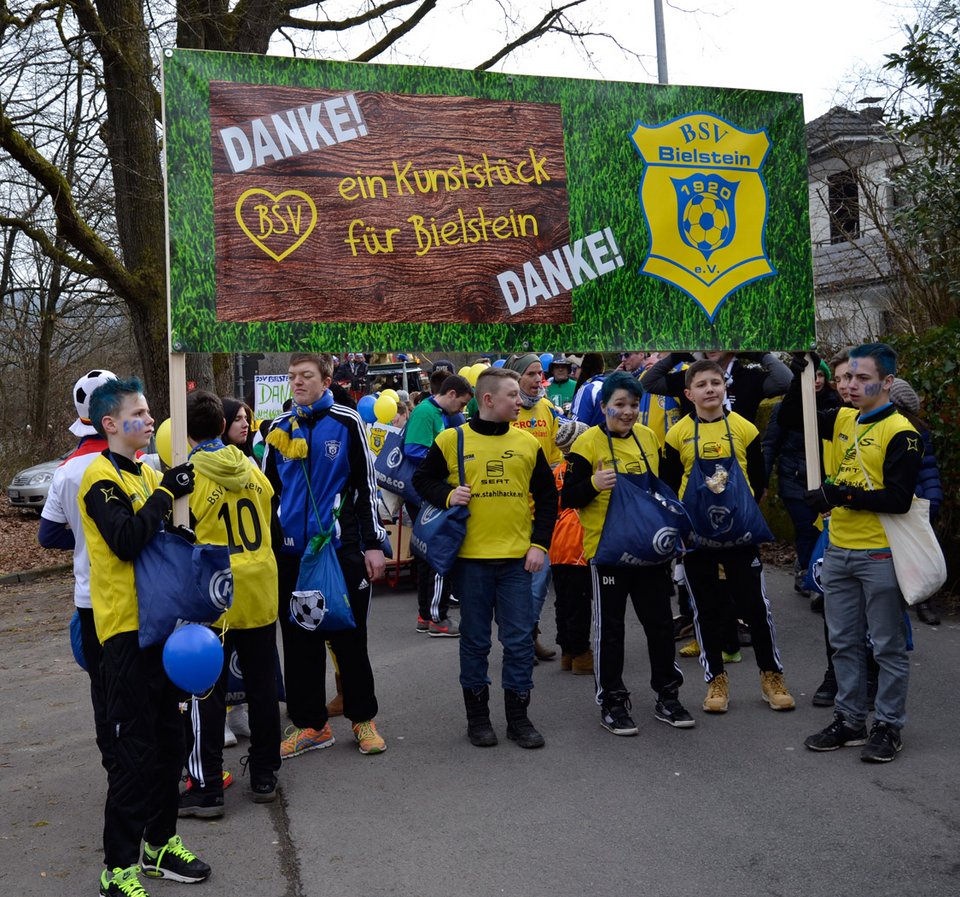 Starke Jungs: die U15 betätigen sich als Schildträger