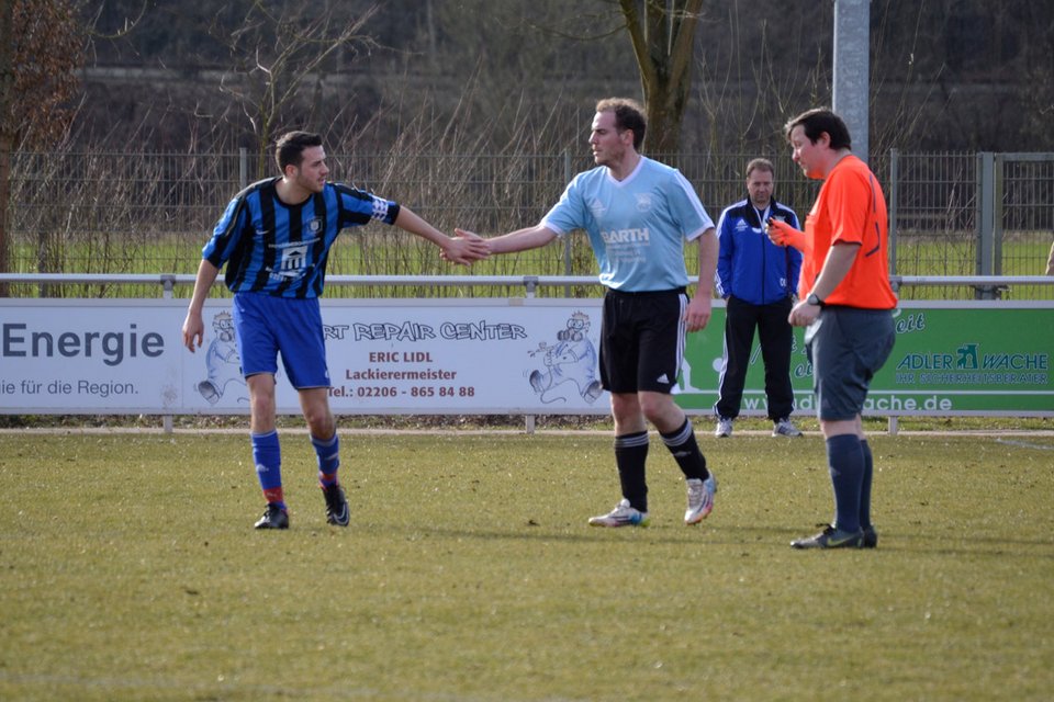 Handshake: Kapitän Sven Wagener entschuldigt sich beim Sechser der SG Overath/Eulenthal nach einem Zweikampf