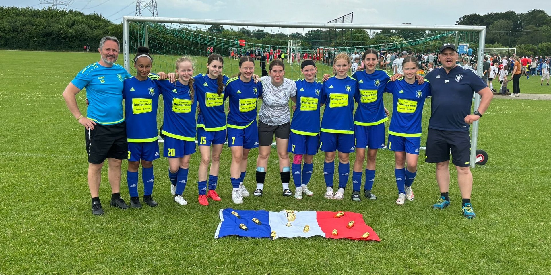 Unsere Mädchenmannschaften (hier die U15 Juniorinnen bei einem Turnier in den Niederlanden) sind auf der Suche nach Verstärkungen