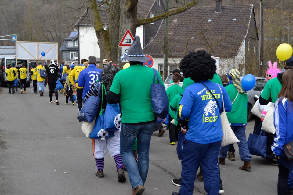 ... die Bielsteiner nehmen Aufstellung zum Zug ...