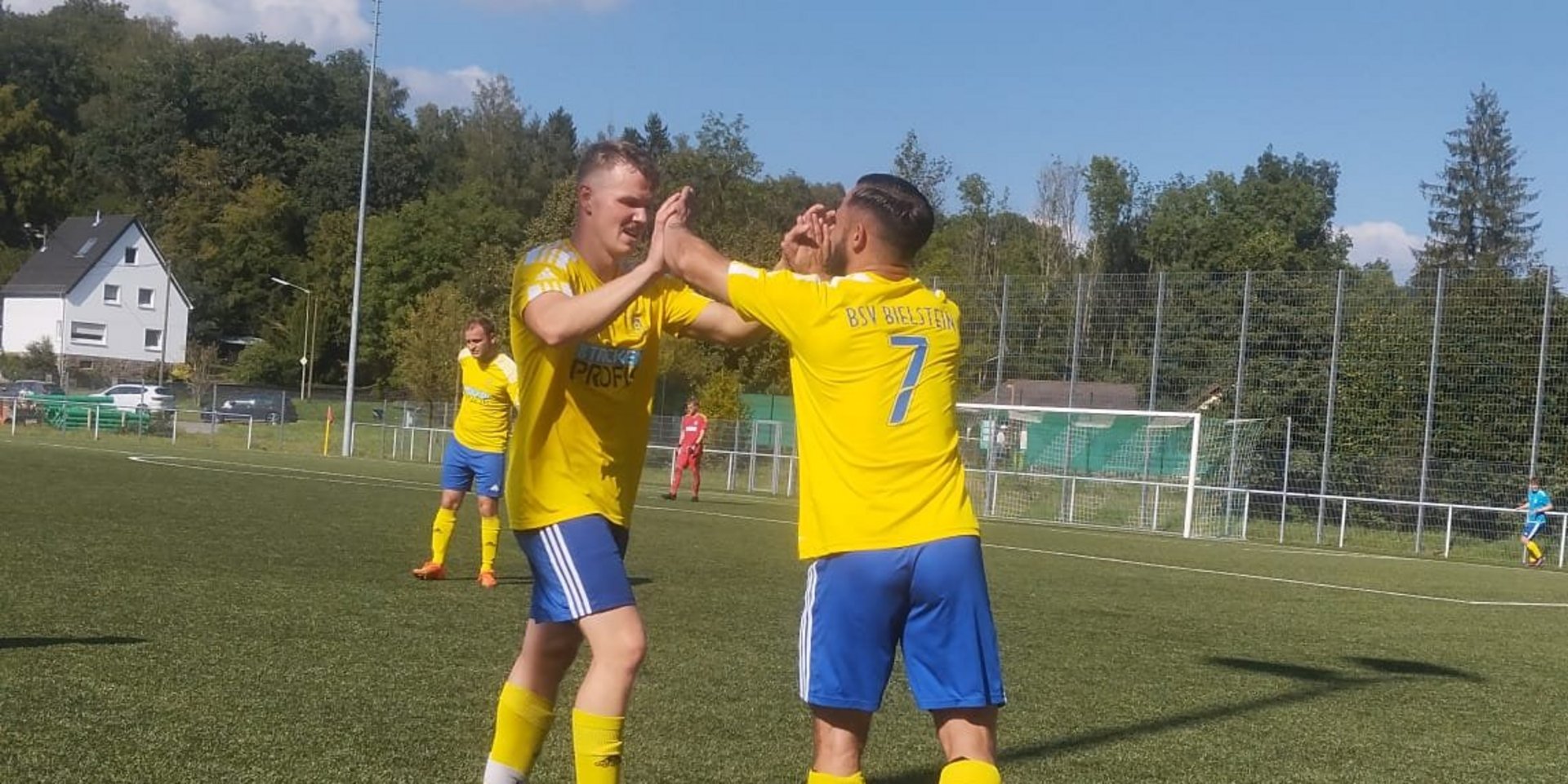 Abklatschen für die gute Leistung in Asbachtal: Alexander Balandin und Gianluca Finocchiaro