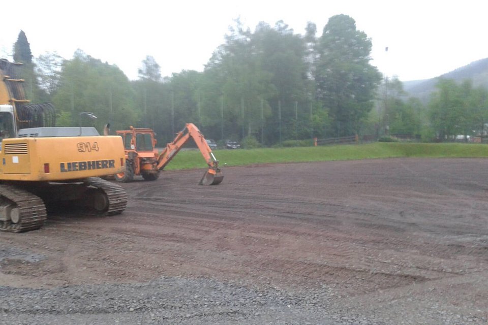 Zwei Bagger kümmerten sich um die Abtragung der Asche