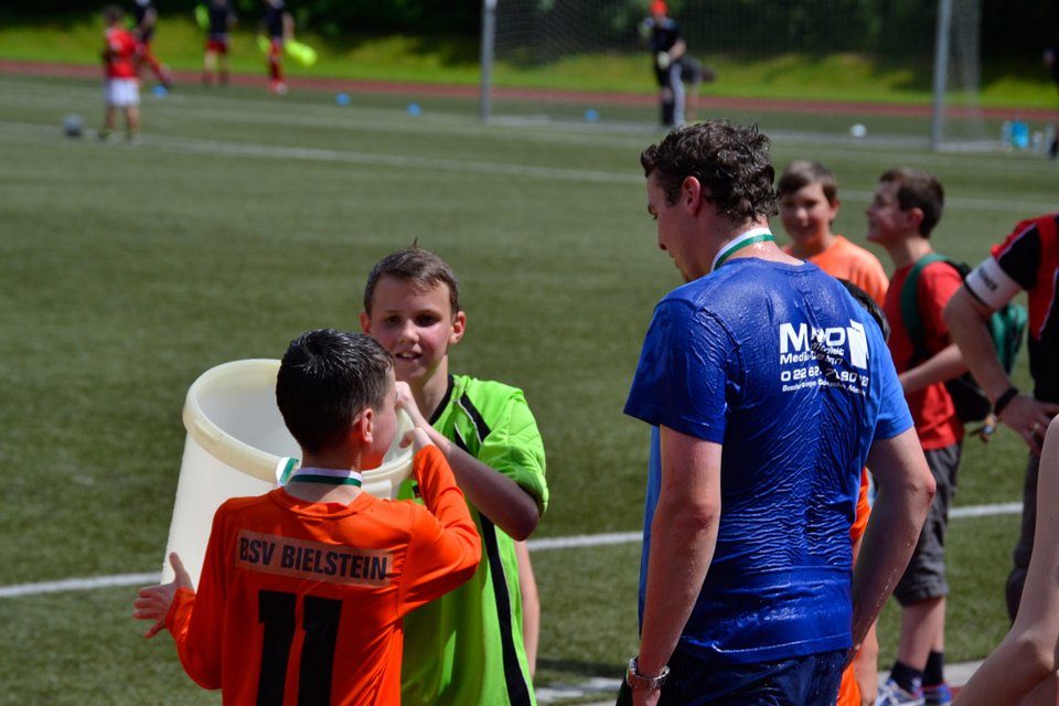 Konnten nach kurzer Trauer schon bald wieder lachen: Hansi und die Spieler Louis und Lukas