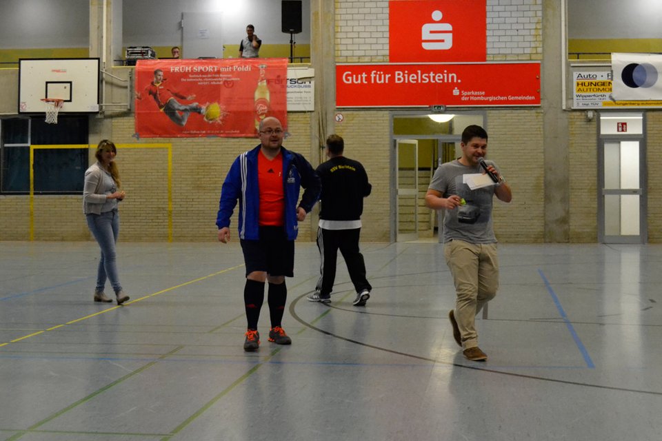 Glücklicher Schiedsrichter: Alexander Pethe gewann den Hauptpreis der Tombola, eine Ballonfahrt der Sparkasse der Homburgischen Gemeinde