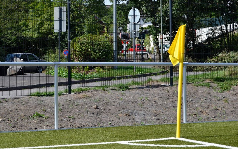 Trotzen jeglichem Wind: die neuen Eckfahnen in Bielstein