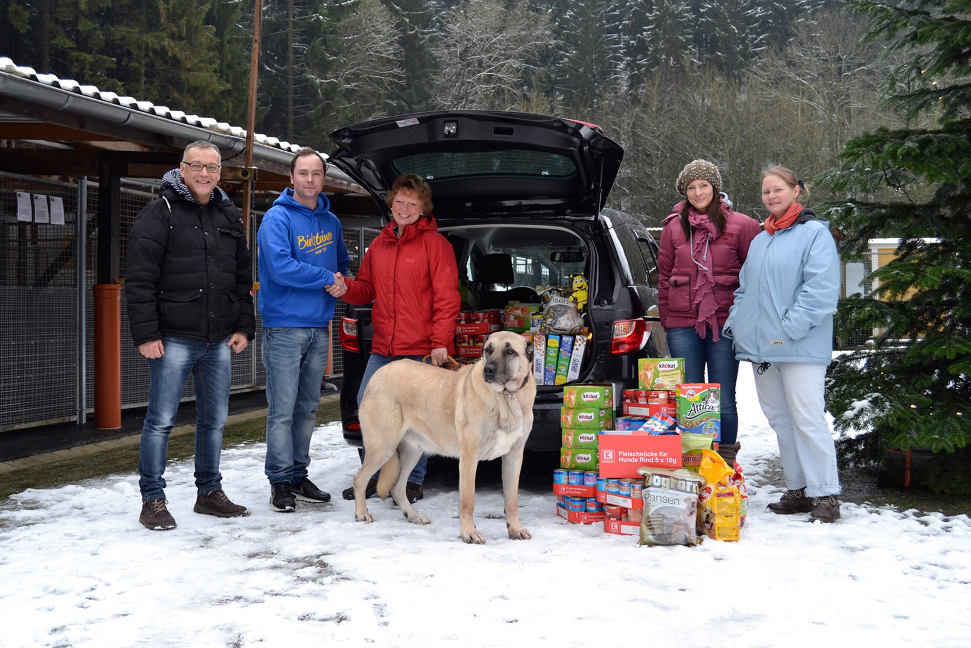 Thomas Rothe, Ronnie Schmidt und Katrina Schneider übergaben die Spenden an das Tierheim