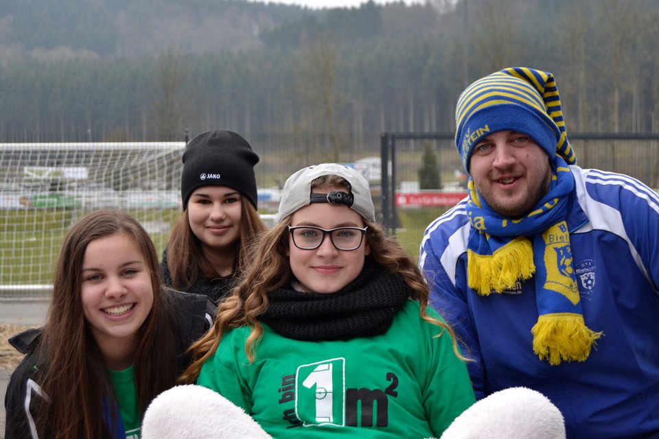 Gruppenfoto der Spielerinnen mit dem Trainer, Teil 1