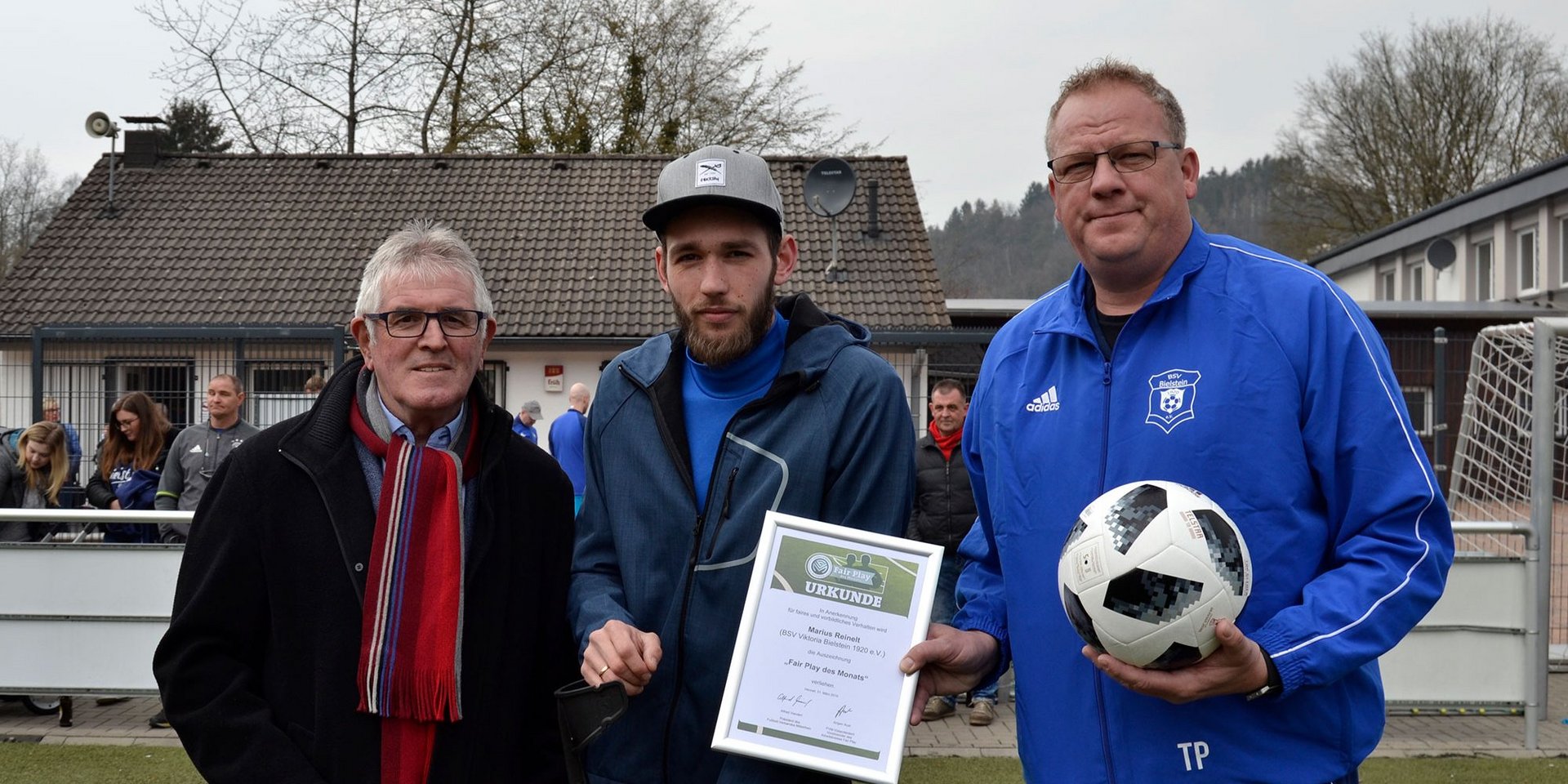 Marius Reinelt (Mitte) bekam in Anwesenheit seines Trainers Thorsten Prangenberg (rechts) von Rolf Müller (links) den Fair Play Preis des Fußballverbands Mittelrhein überbracht