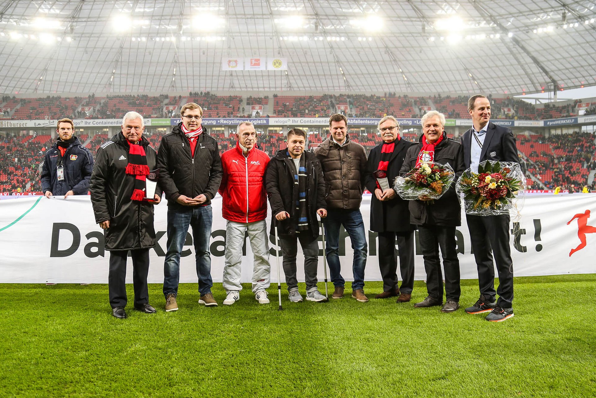 Im Rahmen des Spiels Bayer 04 Leverkusen gegen Borussia Dortmund in der BayArena wurde der BSV Viktoria Bielstein für seine Integrationsarbeit geehrt