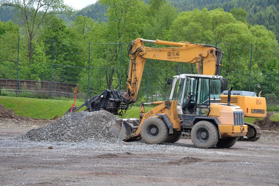 Die Bagger trugen die restliche Asche vom Platz ab