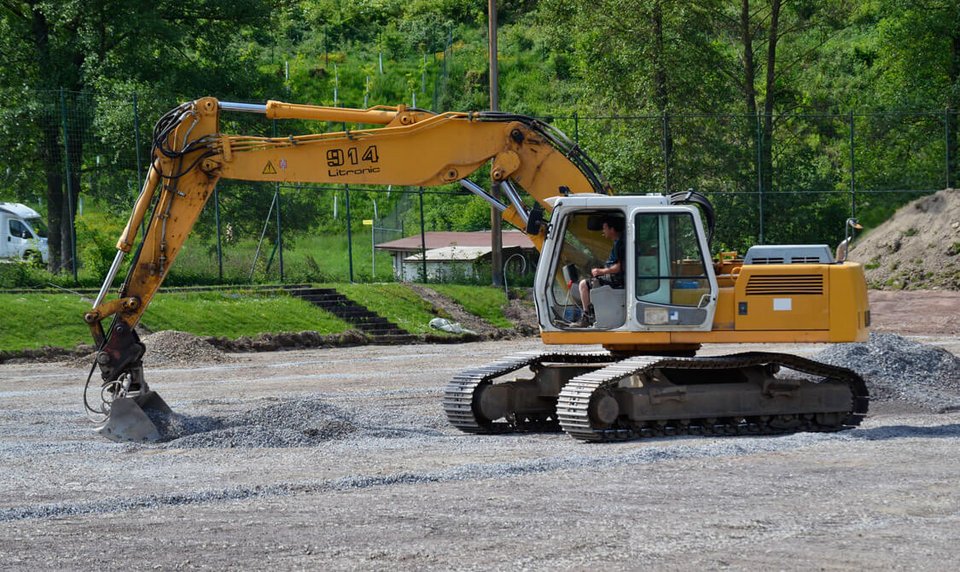 Schüttete längliche Linien aus kleinen Steinchen auf: der Bagger der Firma Hombach