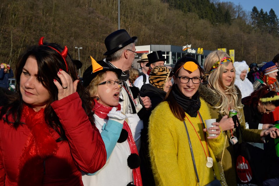 Viele fröhliche Gesichter - sowohl bei den Jüngeren als auch bei etwas Älteren