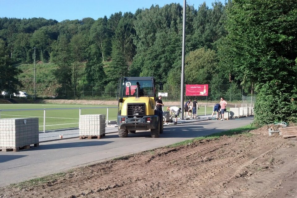 Ab 7 Uhr in der Früh pflasterten zahlreiche Vereinsmitglieder den Boden neben dem Spielfeld