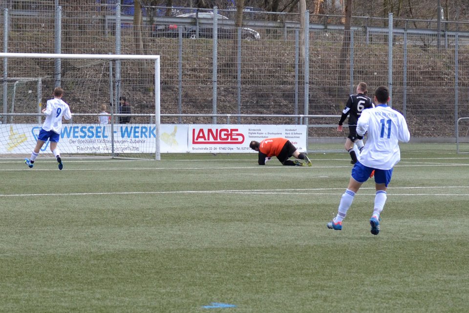 ... der dem Torhüter zum 1:0 durch die Beine in die Maschinen rollt