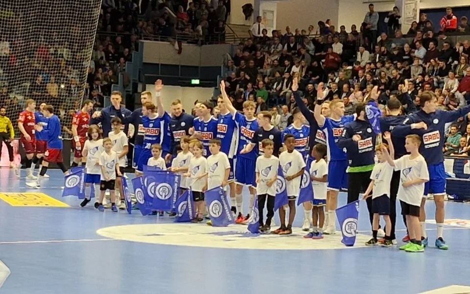 Mittendrin: Vor eindrucksvoller Kulisse standen unsere U8 Junioren für einen kurzen Moment im absoluten Mittelpunkt Mittendrin: Vor eindrucksvoller Kulisse standen unsere U8 Junioren für einen kurzen Moment im absoluten Mittelpunkt