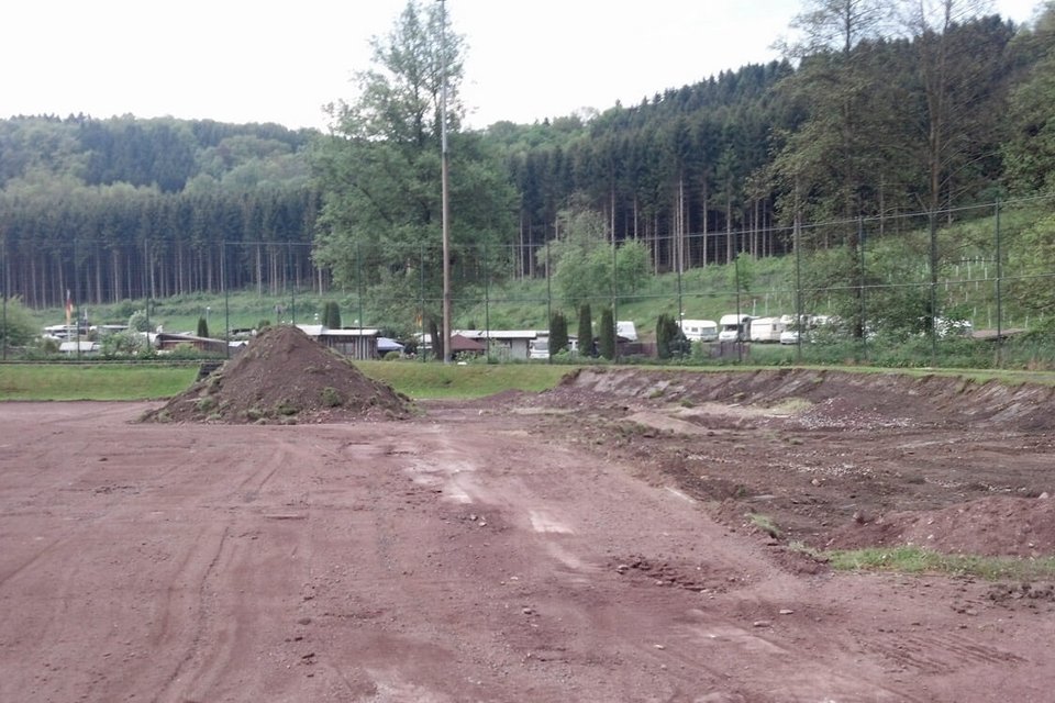 Nur noch der Fußweg ist erhaben: die Grasflache hinter dem Tor wurde abgetragen