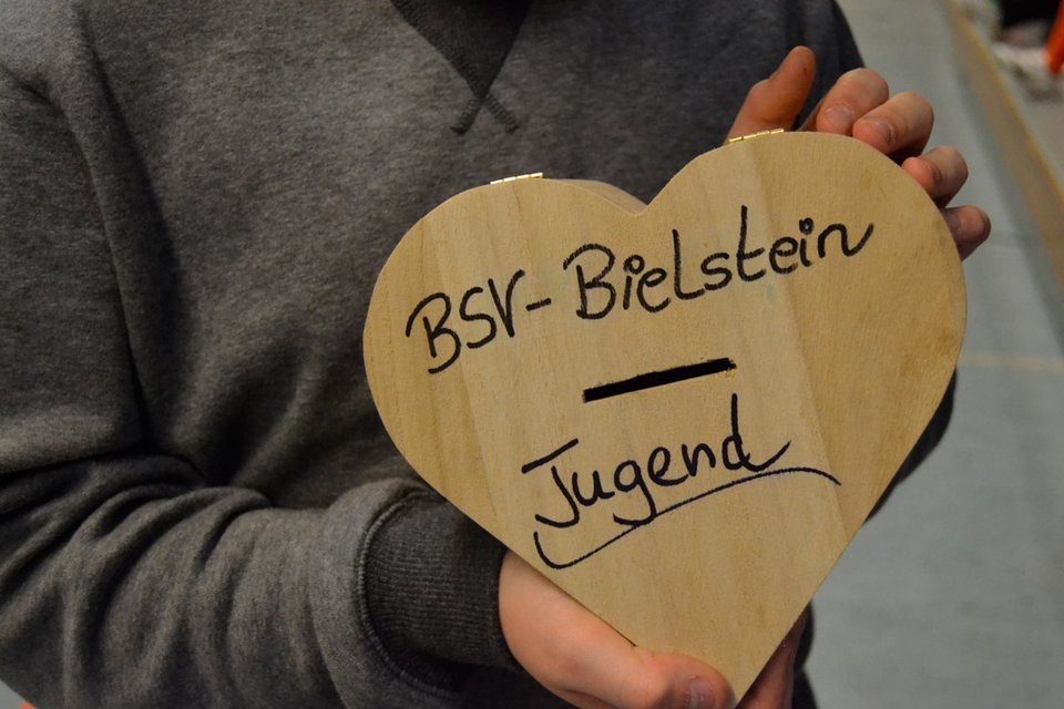 Mit einer herzförmigen Box gingen einige Bielsteiner Jungs herum, um Spenden für die Jugendabteilung des BSV Bielstein zu sammeln