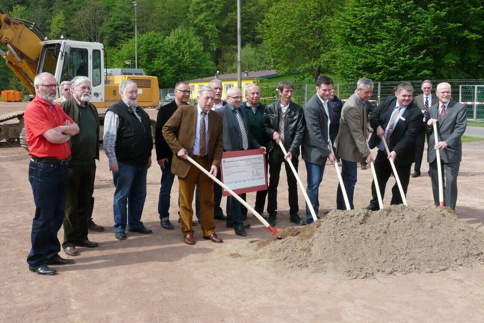 Bitte lächeln: die Vertreter posieren für das Gruppenfoto vom Spatenstich der neuen Dr. Kind Arena